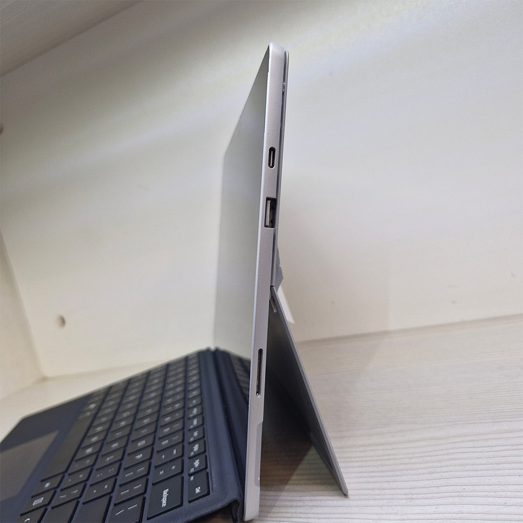 Microsoft Surface Pro 7 Plus - Right Side View